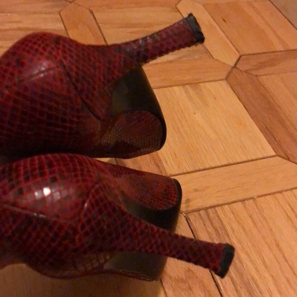 Stuart Weizman Snake print pump - Picture 4 of 7